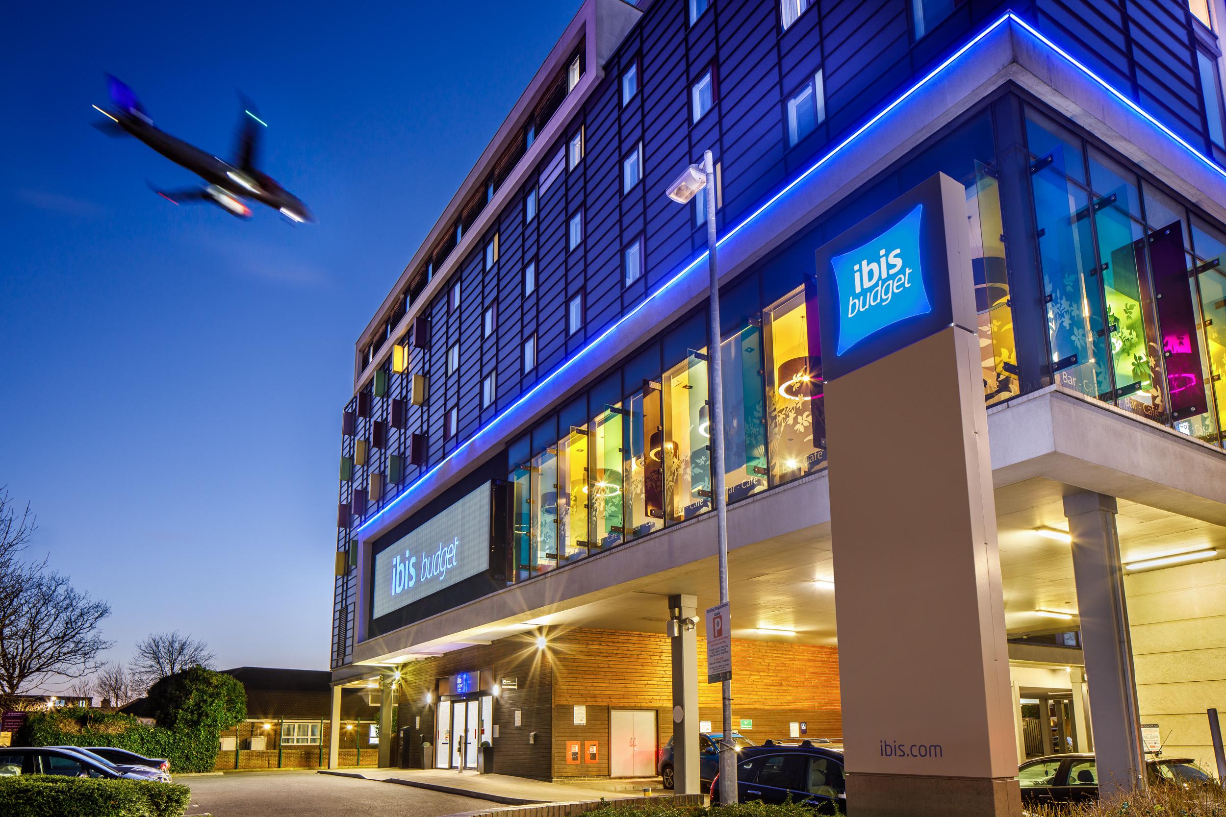 Ibis Budget London Heathrow Central Cranford エクステリア 写真