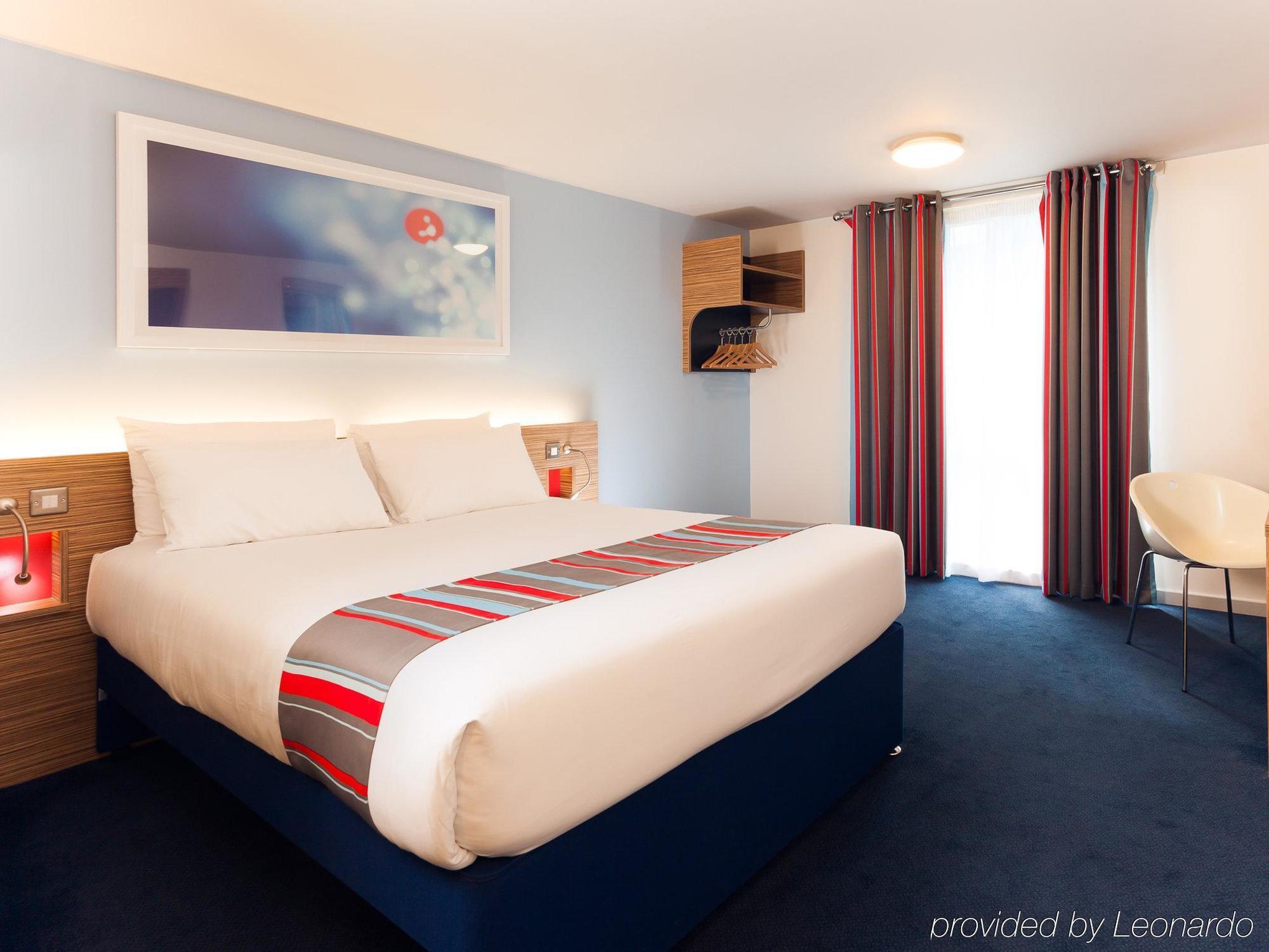 Ibis Budget London Heathrow Central Cranford エクステリア 写真