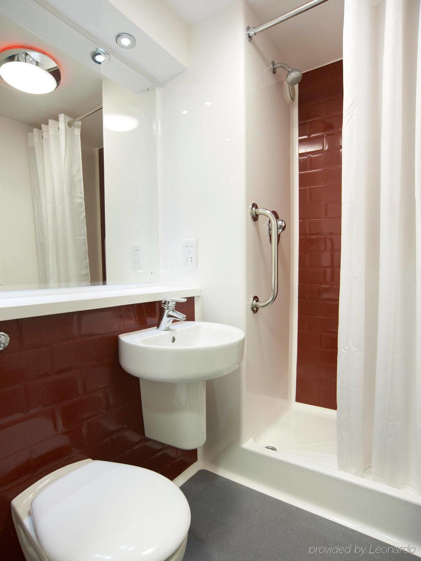 Ibis Budget London Heathrow Central Cranford エクステリア 写真