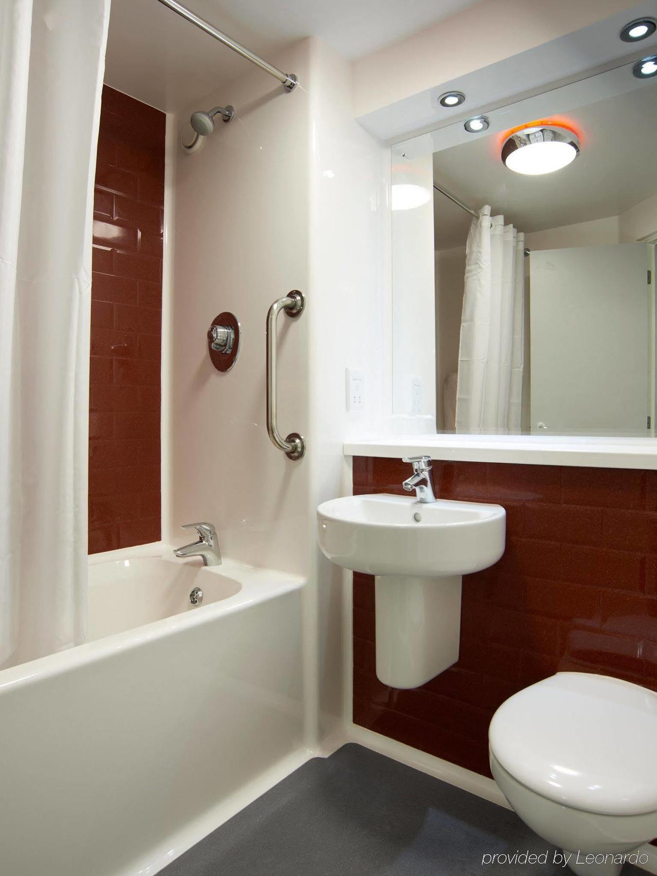 Ibis Budget London Heathrow Central Cranford エクステリア 写真