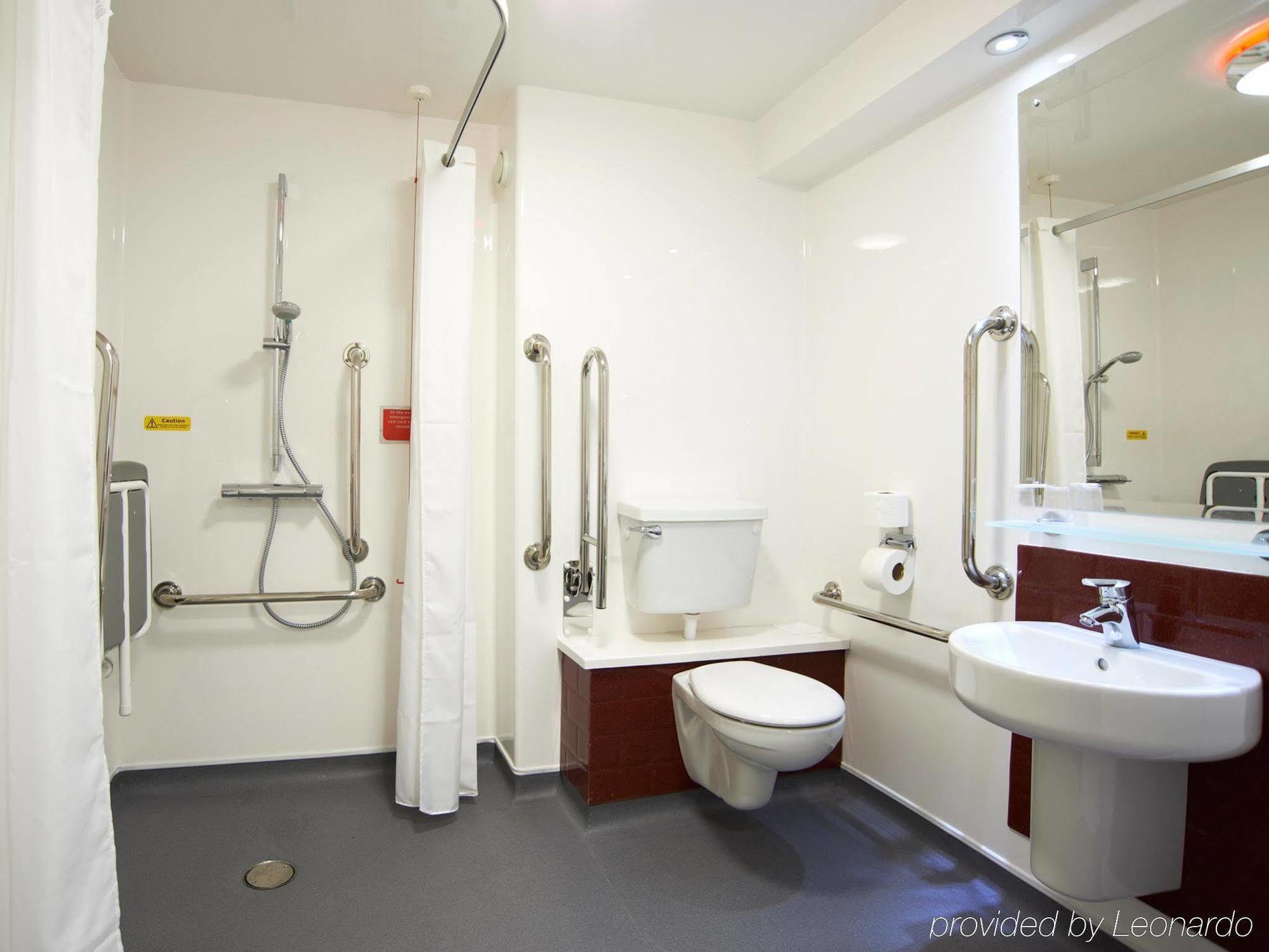 Ibis Budget London Heathrow Central Cranford エクステリア 写真